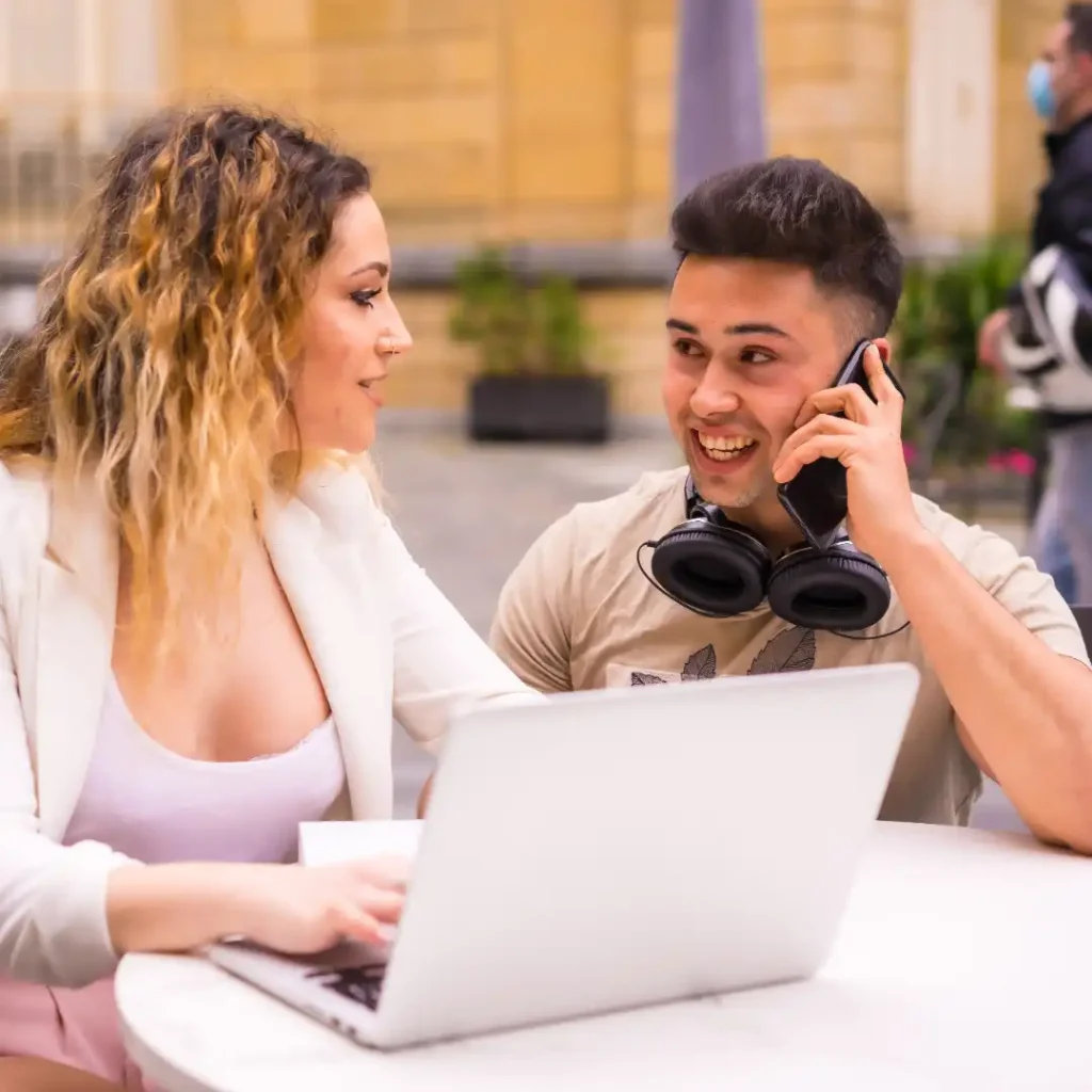 Couple d'entrepreneurs en discussion devant leur commerce – entreprendre en couple conseils