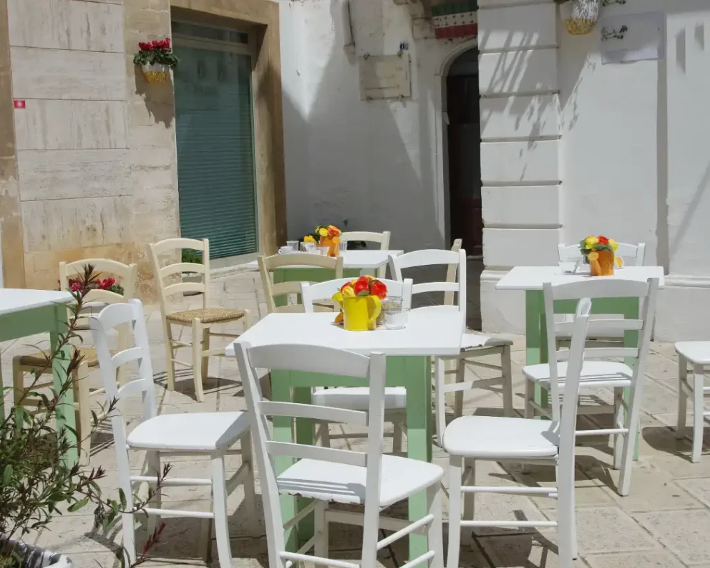 Salle de restaurant rural vide en fin de journée – restauration rurale bilan 2025