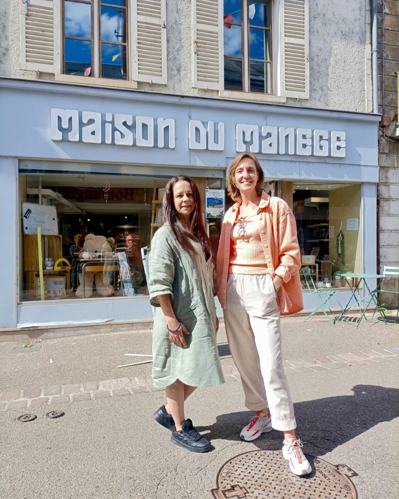 Charlotte Paré et Alicia Poliak, chargées de développement et d'animation des tiers-lieux de Courtenay et Château-Renard, devant La Maison du Manège