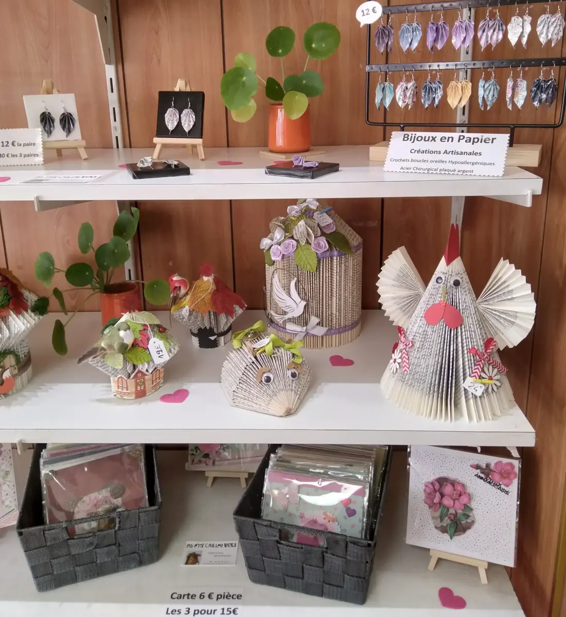 Bijoux et décorations en papier d'Au petit caillou vert, exposés à La Maison du Manège