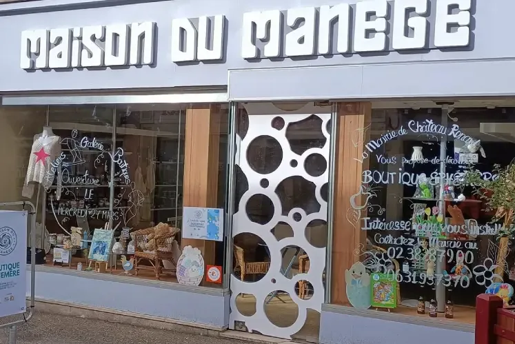 Devanture de La Maison du Manège, 64 rue Aristide Briand à Château-Renard