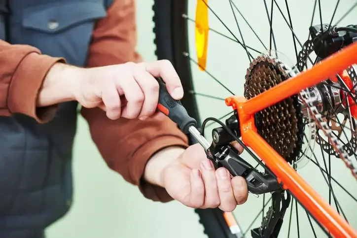 Atelier de réparation de vélos à La Maison du Manège