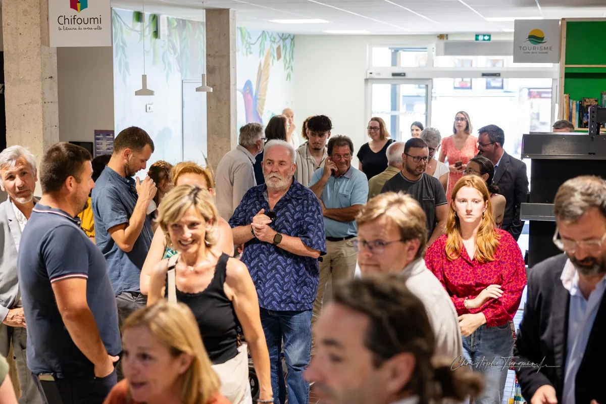 Visiteurs dans le hall de La Ruche Éco le jour de l'inauguration