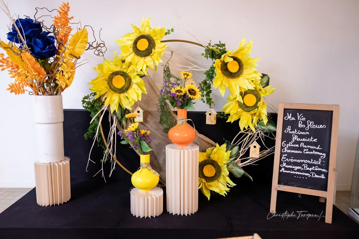 Présentoir de créations et bouquet de tournesols dans une boutique éphémère de La Ruche Éco