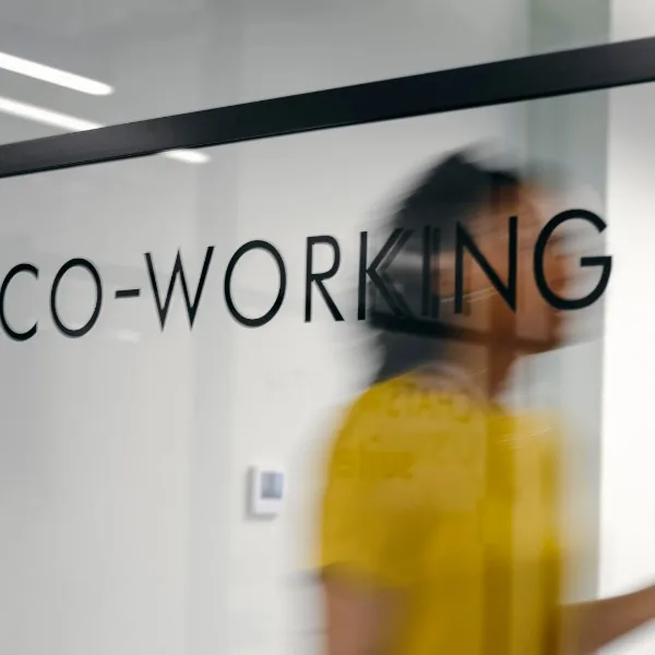 Porte vitrée de l'espace coworking de La Ruche Éco