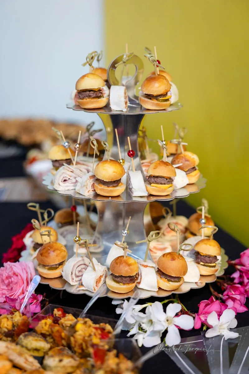 Mignardises et mini-burgers servis lors d'un événement à La Ruche Éco