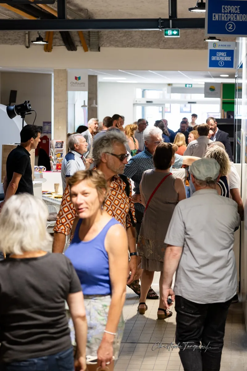 Foule de visiteurs à l'inauguration de La Ruche Éco
