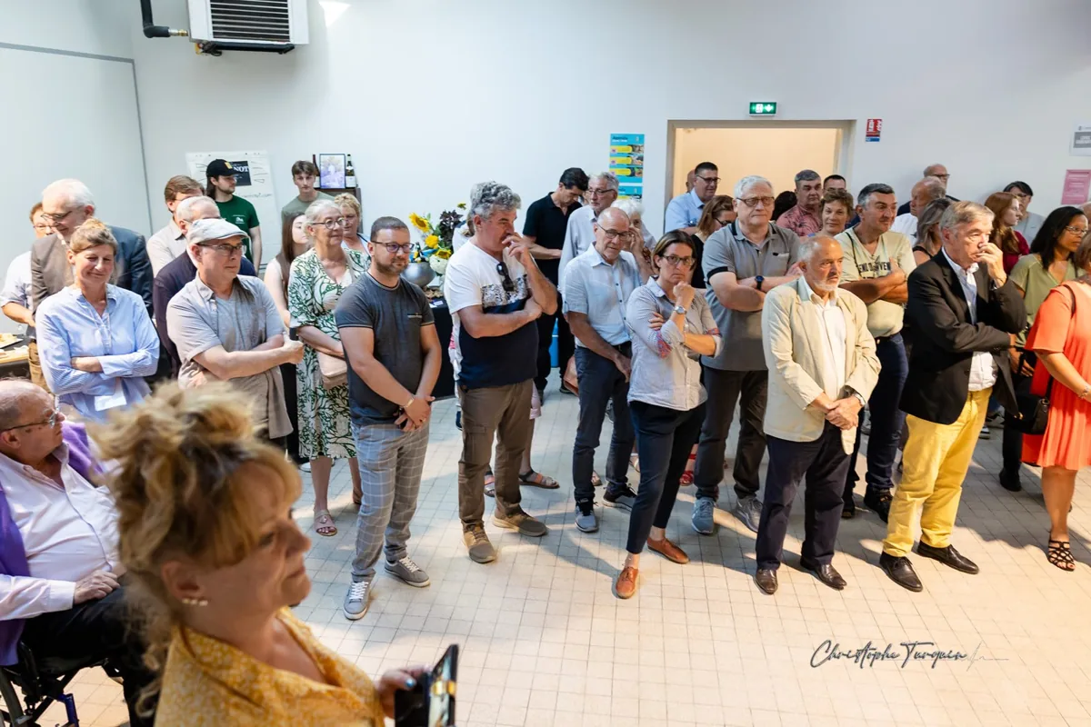Le public réuni pour l'inauguration de La Ruche Éco