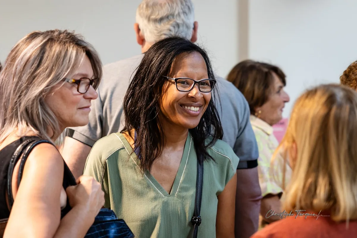 Deux participantes souriantes échangent lors de l'inauguration de La Ruche Éco